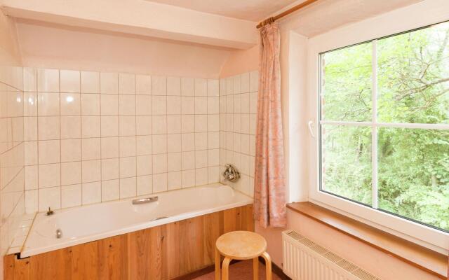 Glorious Holiday Home in Weris with Jacuzzi