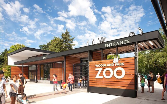 Phinneywood Bungalow - Two Bedroom Home with Fireplace