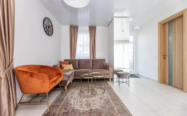 Bright 2bedroom home @terrace+parking, by Cohost