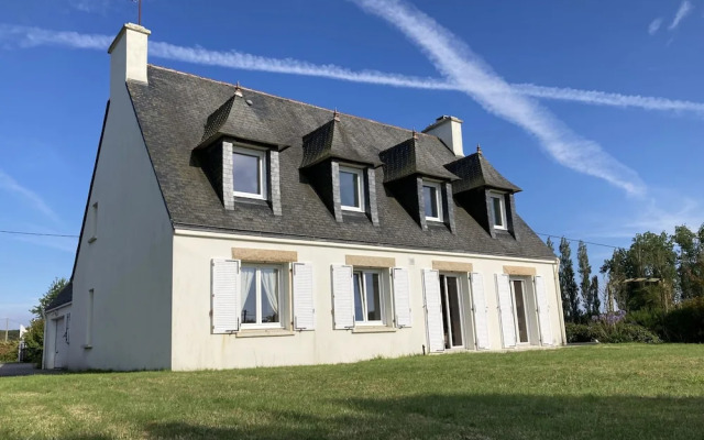 House in Breles Near Rock Beach & Amusement Park