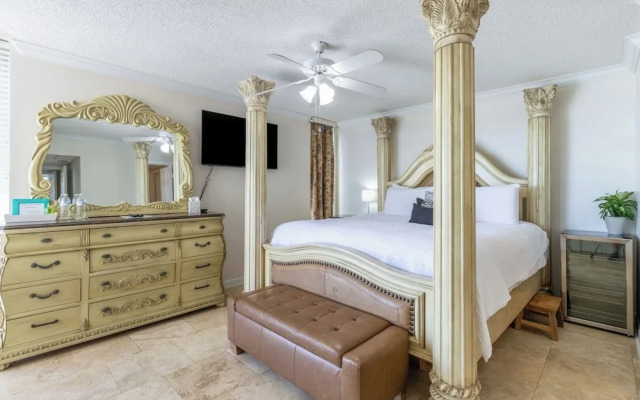 Beachfront King Suite Balcony + Jacuzzi