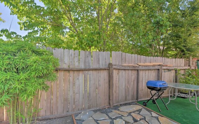 Close to Parks & Brews: Sunny Grants Pass Apt!