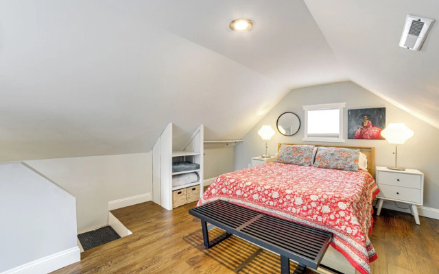 Grand Haven Getaway < 1 Mi to Lake Michigan!