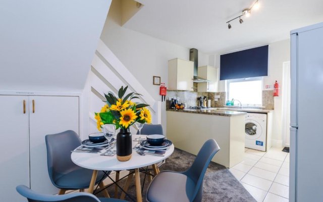 Bright 2-bed cottage in Chester by 53 Degrees Property, ideal for Couples & Small groups, City Centre - Sleeps 6