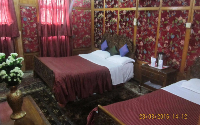 Zaffer Group of Houseboats