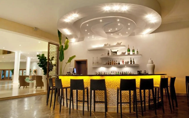 The Bannister Hotel & Yacht Club