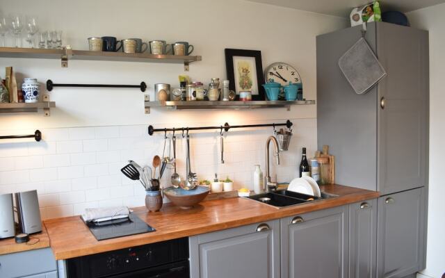 Cosy 1 Bedroom Flat in Paris With Terrace