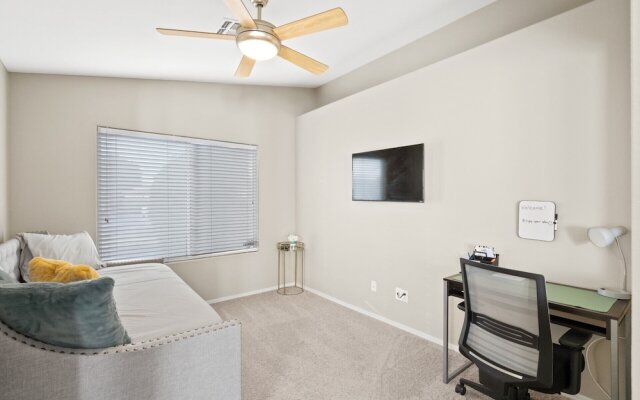 Cozy Hidden Gem - 3BR - 1Den w Backyard