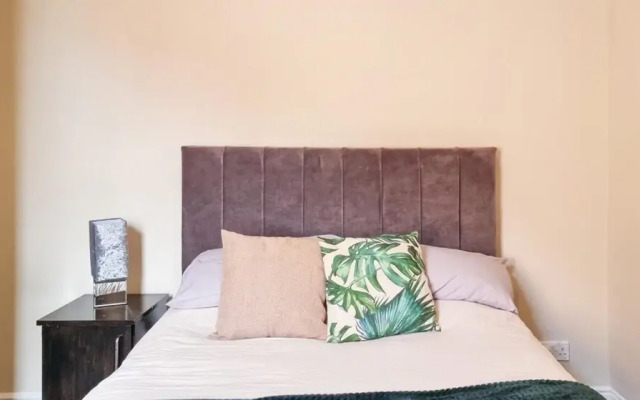 Rustic Ebony Suite With Free Parking
