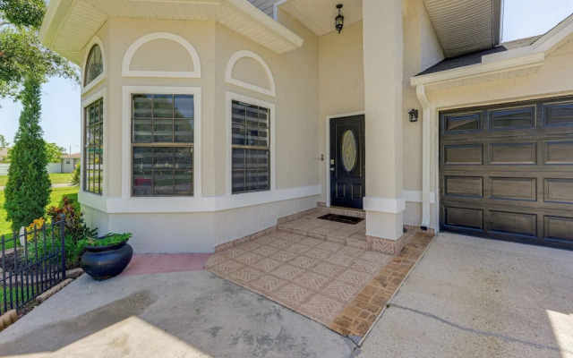 Hot Tub & Movie Theater: Family Oasis in Kissimmee