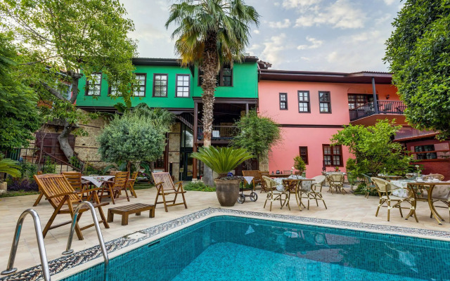 Kaucuk Hotel