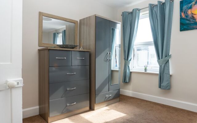 Comfy, 2 Bed House, Sleeps 6 with Garden and Free Parking in Cheltenham