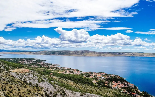 Simplistic Apartment in Starigrad near Sea