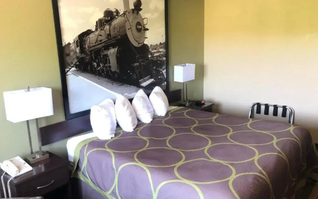 Super 8 Topeka/Wanamaker RD/I-70