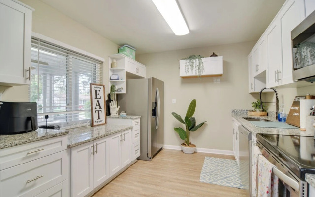 4 Mi to Dtwn: Pet-friendly Tampa Retreat