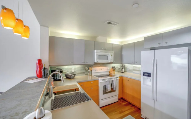 Walk to Lake Chelan: Top-level Waterfront Condo