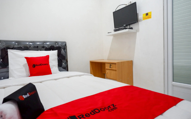 RedDoorz Hostel near Kota Lama Semarang