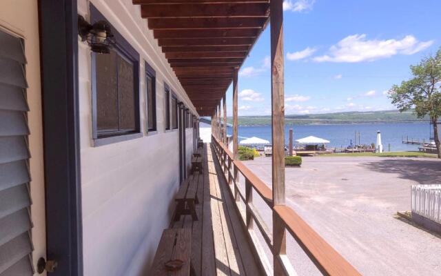 Showboat Motel Restaurant & Bar