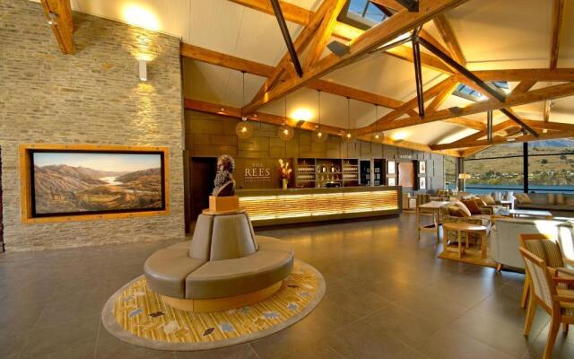 The Rees Hotel, Luxury Apartments & Lakeside Residences