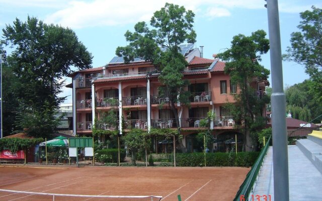 Oleander House And Tennis Club