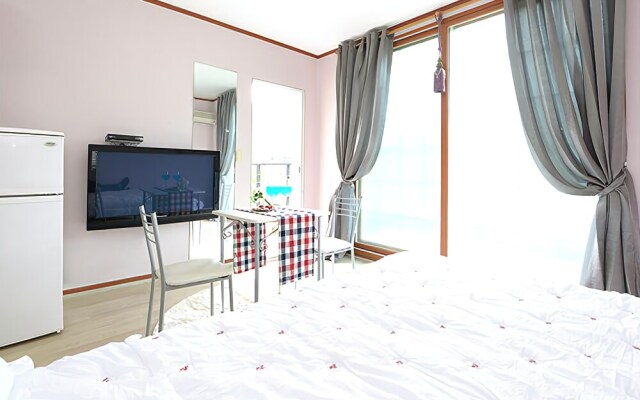 Gangchonwhite Castle Pension