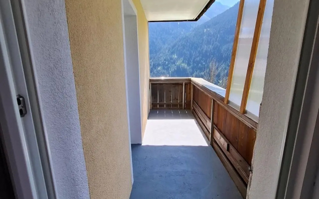 Large 4-room Apartment With Mountain View
