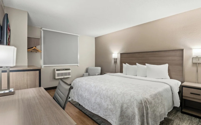 Red Roof PLUS+ Belleville