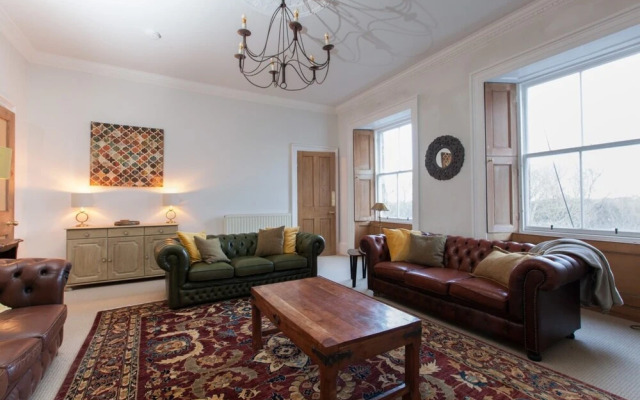 Traditional Luxury Apartment Sleeps 10 Guests