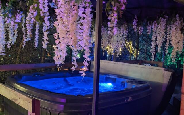 Swan Lodge With Hot Tub, Sauna and Treatments
