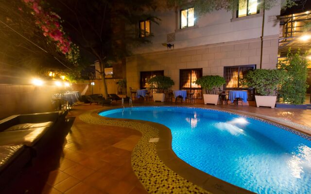 Victoria Crown Plaza Hotel