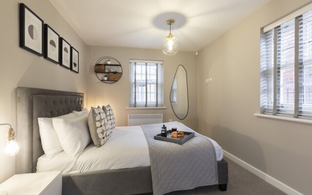 Elliot Oliver - 2 Bedroom Garden Apartment With Parking