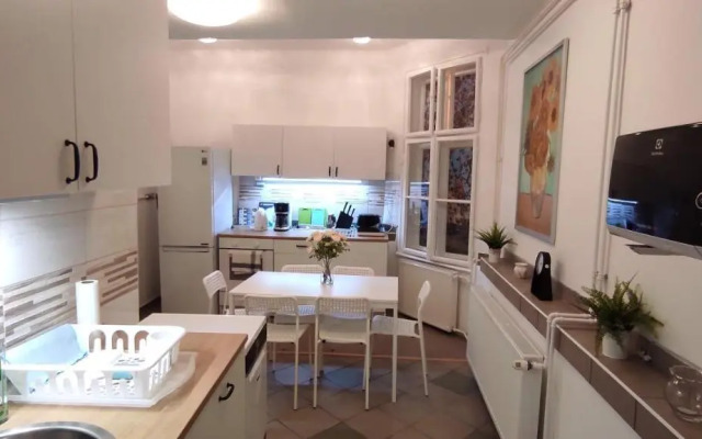 FSQH UNDER Apartman