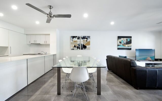 Diamond Beach 3 Bedroom Poolside Apartment - 34