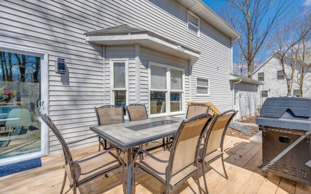 Chic Coolbaugh Township Getaway w/ Hot Tub!