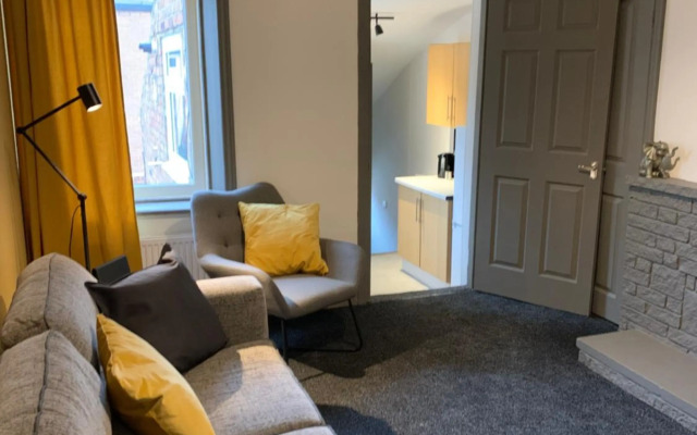 Rectory - Lovely 4 bedroom maisonette Gateshead free parking