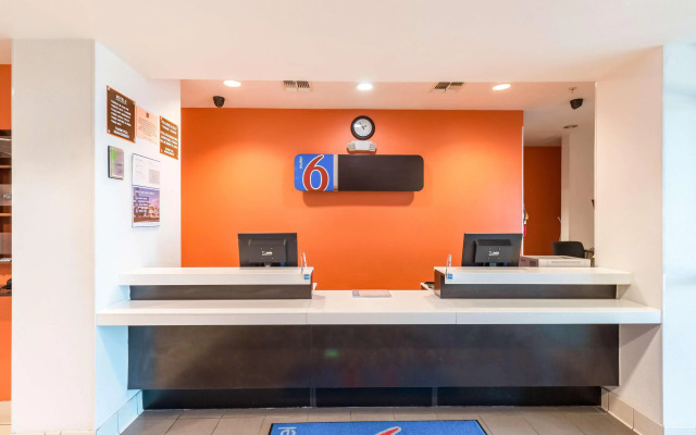 Motel 6 Eagle Pass, TX - Lakeside