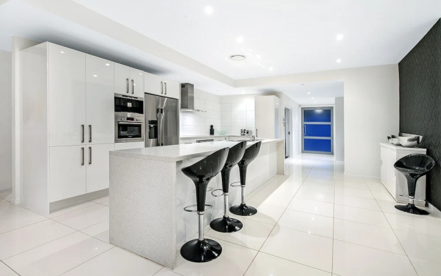 Sunrise Executive 5 Bedroom Home