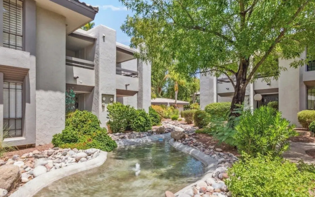 Sleek Phoenix Condo: Walk to Biltmore Fashion Park