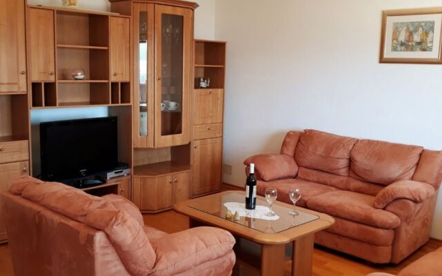 Apartment Zdravko - with parking : A1 Omis, Riviera Omis