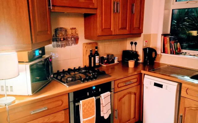 Private Entire House - 3 Bedrooms, Garden, Parking