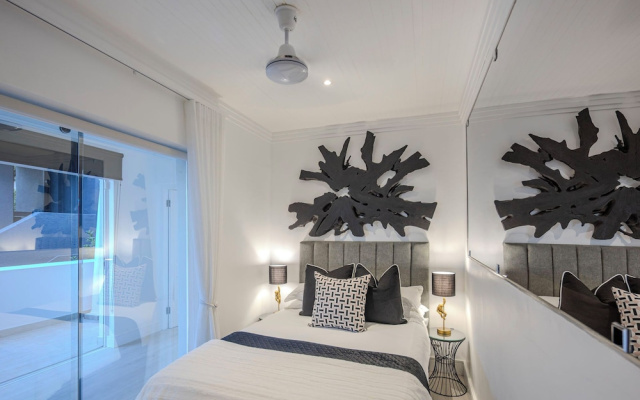 YOLO Spaces - Clifton Petite Villa