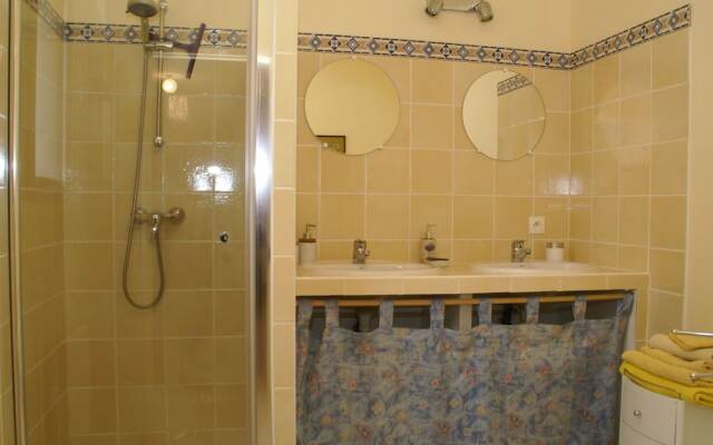 Peaceful Villa in Saint-Saturnin-lès-Apt with Swimming Pool