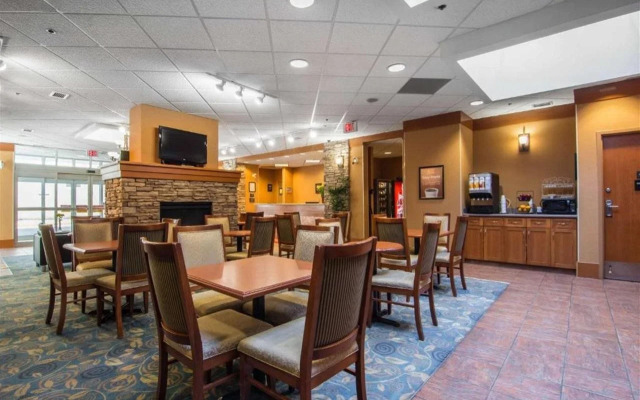 Econo Lodge Inn & Suites University