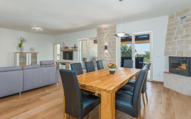 Sea-view Villa in Kaštelir with Private Pool, Terrace