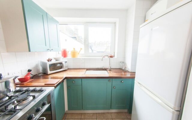 Bright & Airy 2-bedroom Flat for 6 in Blackheath