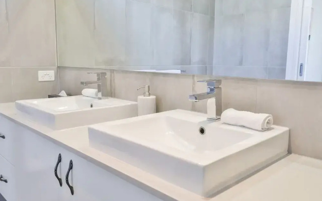 Indulge Luxury Homes - Dockside Marina