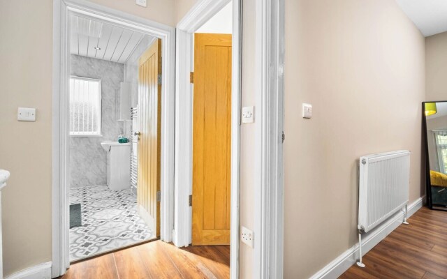 Spacious 3 bed House/sleeps 5/free Parking-oldbury