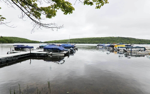 Near Skiing & Lakes: Contemporary Poconos Townhome