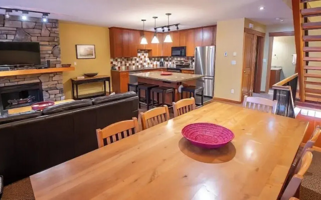 Pinnacle Ridge Chalets by Fernie Lodging