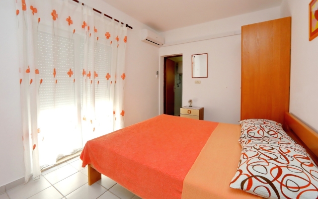 Room Aleksandra - 10 m from sea: R7 Bibinje, Zadar riviera